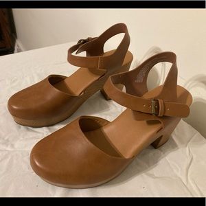 Universal Threads Wedge Clogs